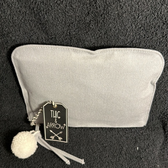 NWT- Twig and Arrow UP TO SNOW GOOD - Picture 3 of 5